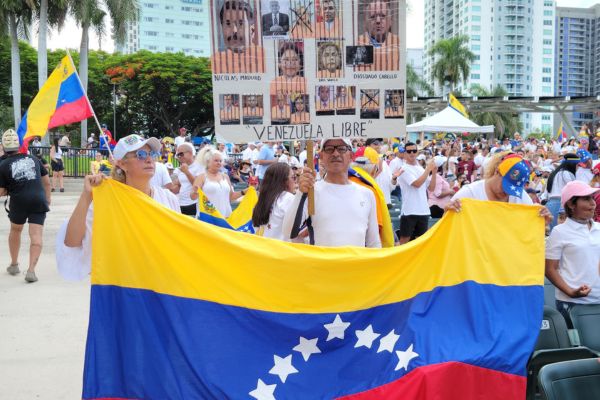 Ciudadanos venezolanos asisten a un acto para reclamar el 