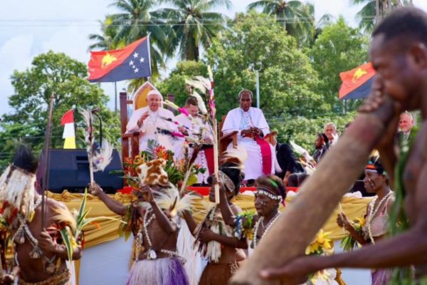 El Papa Francisco disfruta de las danzas autóctonas durante su encuentro con fieles en la Diócesis de Vanimo (Papúa Nueva Guinea). | Crédito: Daniel Ibáñez / EWTN News.