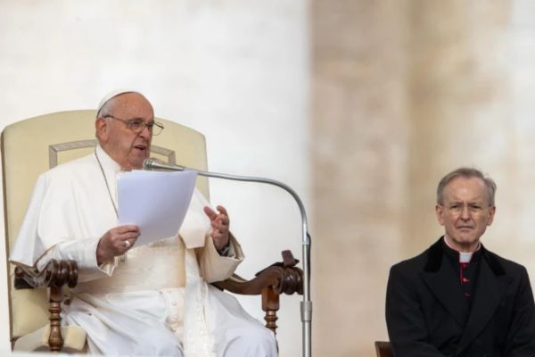 El Papa Francisco se dirige a los fieles congregados en la Plaza de San Pedro durante una audiencia general. | Crédito: Daniel Ibáñez / EWTN News.