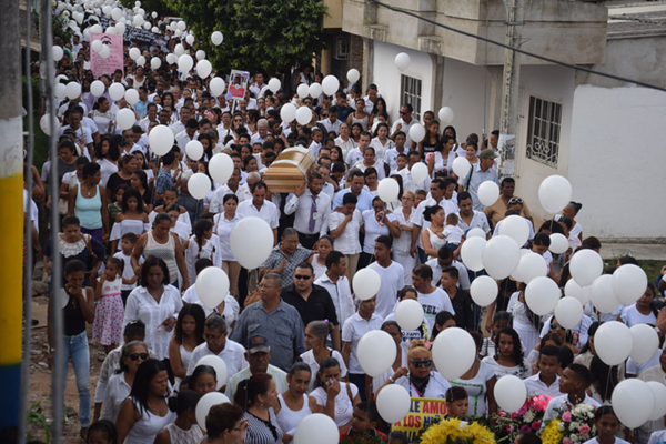 Miles de personas residentes en el municipio de Fundación y localidades vecinas se unieron para darle el último adiós a la niña Génesis Rúa, quien fue asesinada el pasado viernes 26 de septiembre en el barrio El Porvenir.