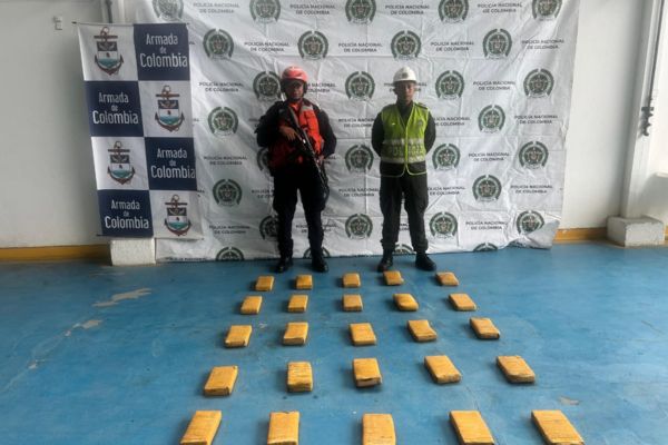 Unidades de Guardacostas y la Policía Nacional inspeccionan el contenedor donde se detectó la droga oculta en el sistema de refrigeración.