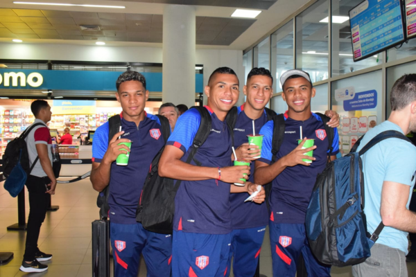 En la foto el equipo samario viajando para Villavicencio de cara a esta nueva final donde los bananeros buscarán el anhelado ascenso.
