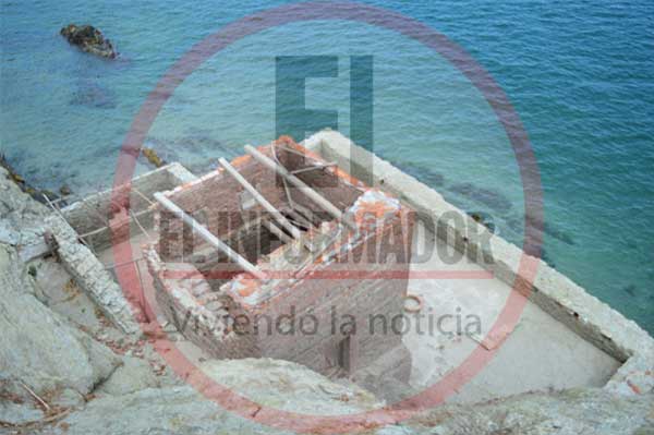 Plano cenital de la explanada, el almacén de pólvora y el cuartel de la tropa del Fuerte de San Fernando.