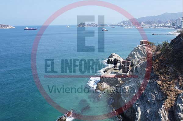 Panorámica registrada desde playa Lipe muestra el visiblemente afectado Fuerte de San Fernando, que contrasta con la majestuosidad del mar samario de la Bahía, donde se formó anteriormente el triángulo defensivo integrado con el desaparecido fuerte de San Antonio y la Isla de El Morro.