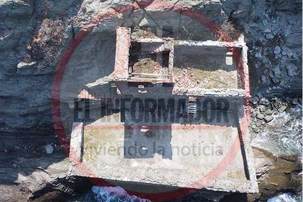 Vista cenital de los cuartos que alguna vez se usaron para el almacenamiento de la pólvora o el alojamiento de la tropa. Ya solo quedan los cimientos, pues las paredes y techos se desmoronaron. Vista cenital de los cuartos que alguna vez se usaron para el almacenamiento de la pólvora o el alojamiento de la tropa. Ya solo quedan los cimientos, pues las paredes y techos se desmoronaron.