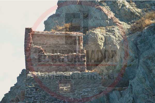 Los dos cuartos que están sobre la explanada del Fuerte de San Fernando se van quedando al aire libre por el desplome del material Los dos cuartos que están sobre la explanada del Fuerte de San Fernando se van quedando al aire libre por el desplome del material