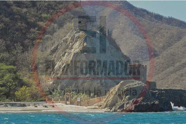 Vista general desde el mar del abandonado Fuerte de San Fernando, ubicado en el cerro de La Pedrera, entre las playas San Fernando y Lipe. Vista general desde el mar del abandonado Fuerte de San Fernando, ubicado en el cerro de La Pedrera, entre las playas San Fernando y Lipe.