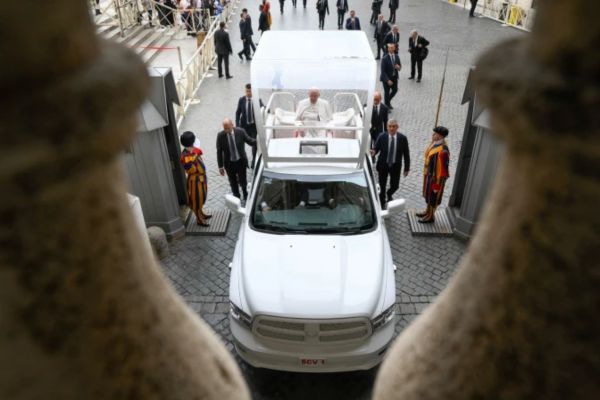 Imagen referencial del Papa Francisco regresando a la Ciudad del Vaticano tras una Audiencia General en la plaza de San Pedro | Crédito: Vatican Media