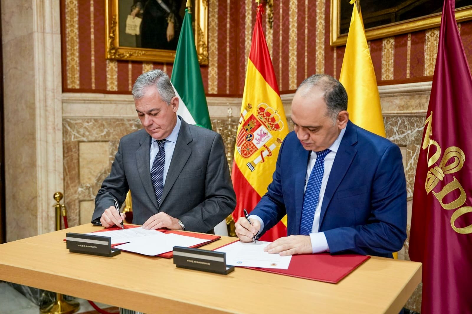 Carlos Pinedo Cuello, alcalde de Santa Marta Y José Luis Sanz Ruiz, alcalde de Sevilla, España.