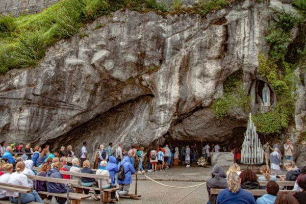 Gruta de la Virgen de Lourdes en su santuario, en Francia. | Crédito: Christian Pablo Inglize / Shutterstock.