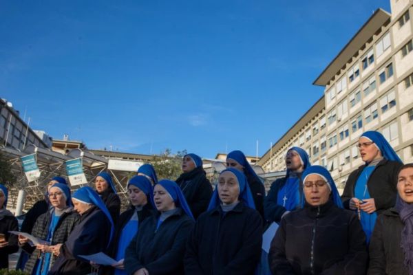 El Papa Francisco presentó en las últimas 24 horas una “leve mejoría” en sus condiciones de salud, | Crédito: Daniel Ibañez/ EWTN News