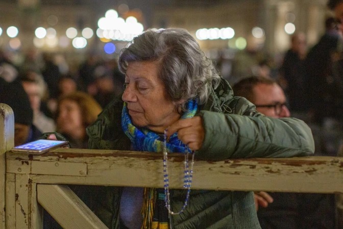Cientos de personas rezan cada noche en la plaza de San Pedro el Rosario por la recuperación del Papa | Crédito: Daniel Ibañez/EWTN News