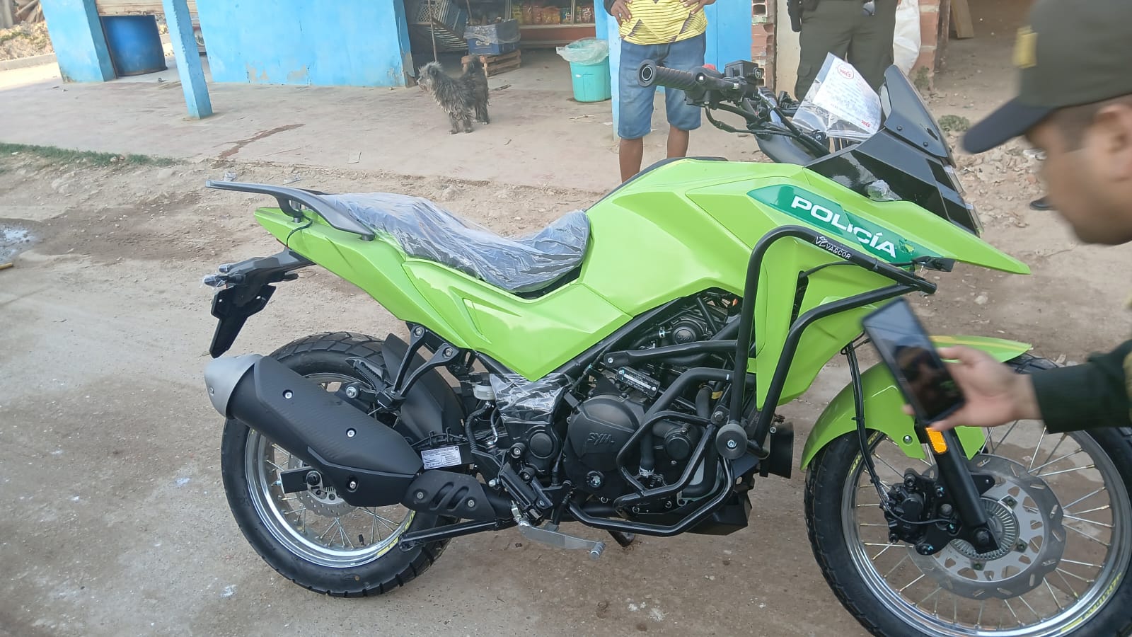 Esta es una de las motocicletas adquiridas por el alcalde Navarro Manga, sin el cumplimiento de las especificaciones técnicas reglamentadas por la dirección nacional de la Policía. La otra es la moto exigida por la institución.