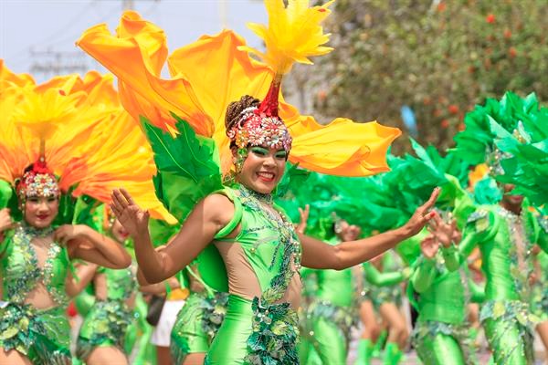 Integrantes de una comparsa participan en La Batalla de Flores durante el Carnaval de Barranquilla este sábado, en Barranquilla (Colombia). EFE/ Ricardo Maldonado Rozo