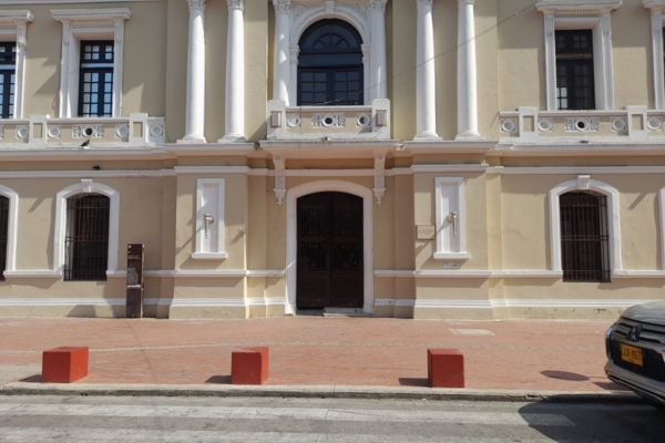  El edificio de la Alcadía Distrital, donde se realiza la primera sesión ordinaria de la Asamblea, se encontraba a puerta cerrada durante la misma.