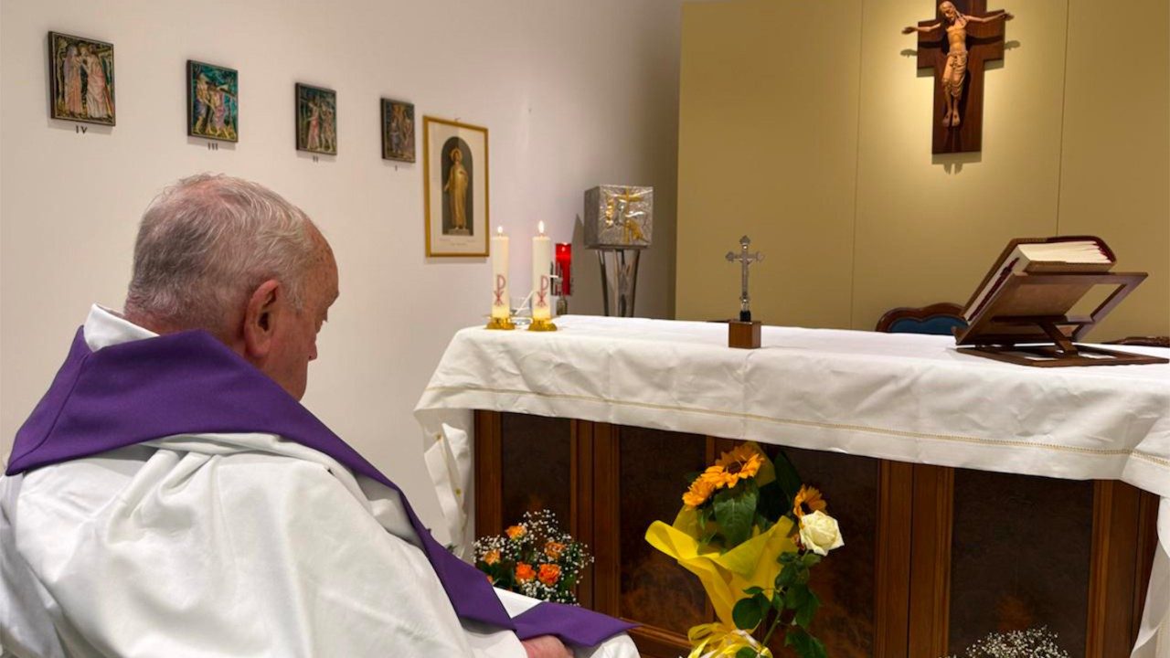 El Papa en la capilla privada del décimo piso del Policlínico Gemelli   (@salastampaVaticana)