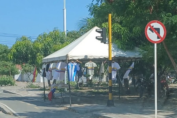 Instalan 'rebusque' en la calle 30: No hay respeto por el espacio público  en Santa Marta