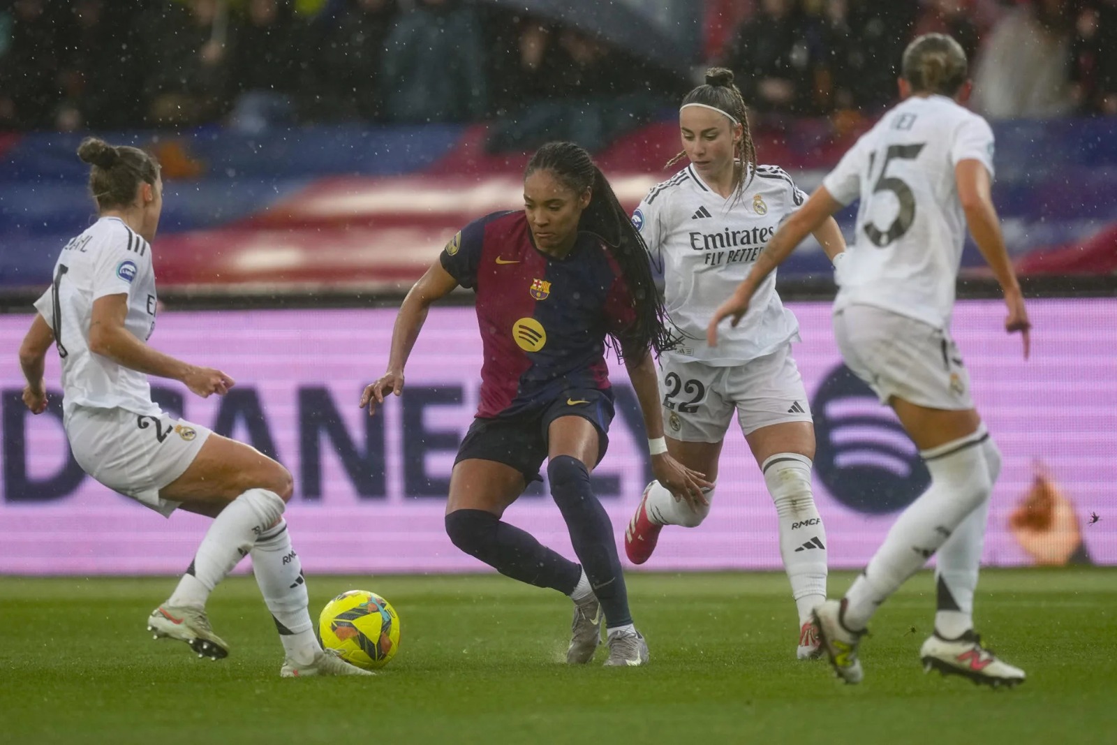 Partido de Liga Femenina disputado este domingo en el Estadi Olímpic Lluís Companys. EFE/Enric Fontcuberta