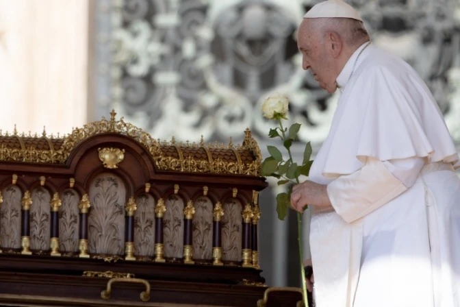 El Papa Francisco durante la Audiencia General del 7 de junio, rezando ante las reliquias de Santa Teresa del Niño Jesús. Crédito Daniel Ibáñez / ACI Prensa.