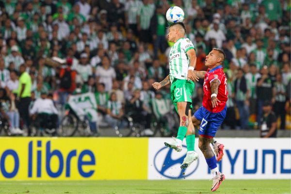  Jorman Campuzano (i) de Atlético Nacional disputa un balón con Eduardo Vargas de Nacional este miércoles, en un partido de la fase de grupos de la Copa Libertadores entre Atlético Nacional y Nacional de Uruguay en el estadioAtanasio Girardot en Medellín (Colombia). EFE/ STR