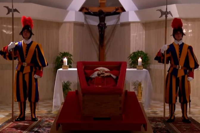 Féretro del Papa Francisco en la capilla de la Casa Santa Marta en el Vaticano. | Crédito: Vatican Media.