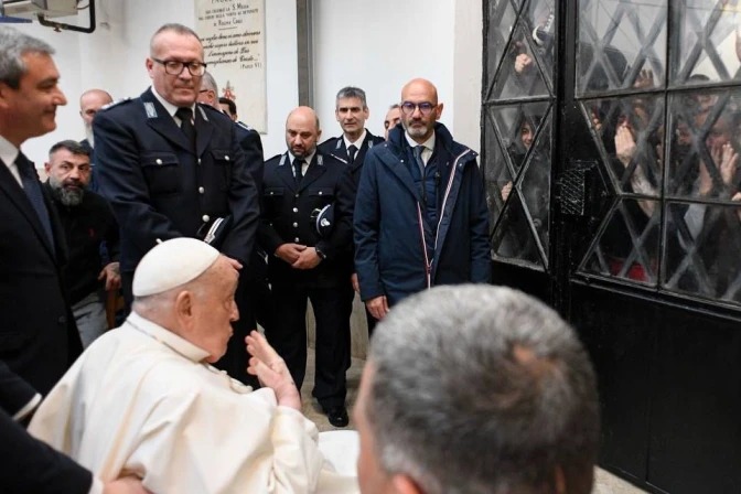 El Papa Francisco saluda a los presos de Regina Coeli el Jueves Santo 2025 | Crédito: Vatican Media