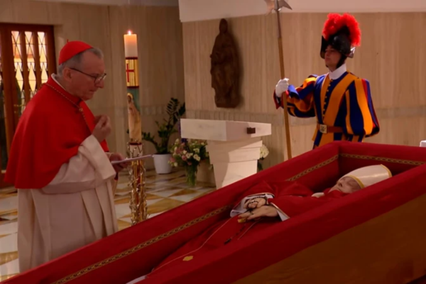 El Cardenal Pietro Parolin, Secretario de Estado, reza ante el féretro del Papa Francisco | Crédito: Vatican Media