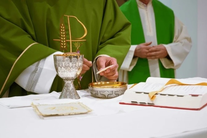 Celebración de la Santa Misa. | Crédito: Lennon Caranzo/Unsplash.