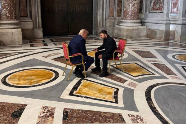 El jefe de la oficina presidencial ucraniana, Andrí Yermak, ha publicado en su cuenta de X una fotografía de Trump y Zelenski sentados cara a cara y hablando en el interior de la basílica de San Pedro. "Constructiva", ha escrito Yermak junto a la fotografía, en referencia a la reunión. EFE/Cuenta X de Andrí Yermak