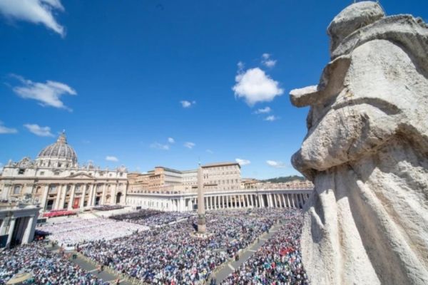 La Plaza de San Pedro abarrotada de fieles durante el funeral del Papa Francisco, el 26 de abril de 2025. | Crédito: Daniel Ibáñez/EWTN.