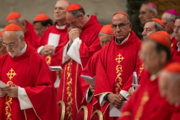 Cardenales electores durante una Misa de los Novendiales | Crédito: Daniel Ibáñez/ EWTN News