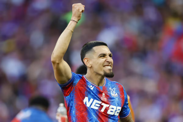 Daniel Muñoz, del Crystal Palace, celebra la victoria en la final de la Copa FA entre el Crystal Palace y el Manchester City. //EFE