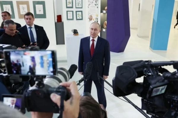 En esta foto de grupo distribuida por la agencia estatal rusa Sputnik, el presidente ruso, Vladimir Putin (centro), habla con periodistas en el Centro Educativo Sirius de Sochi el 19 de mayo de 2025, tras una conversación telefónica con el presidente estadounidense, Donald Trump. | Crédito: VYACHESLAV PROKOFYEV/POOL/AFP vía Getty Images.