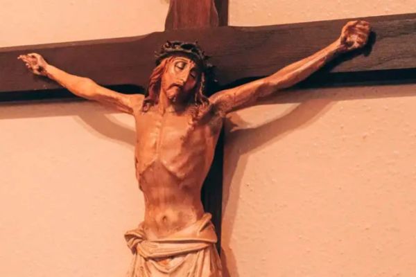 Crucifijo. Crédito: María Oswalt (Unsplash)