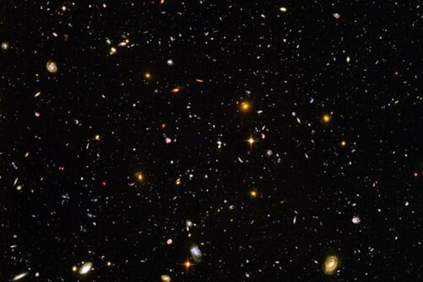 Imagen proporcionada por el telescopio espacial Hubble del espacio lejano, cuando el universo era más caliente y más concentrado, de acuerdo con la teoría del Big Bang.