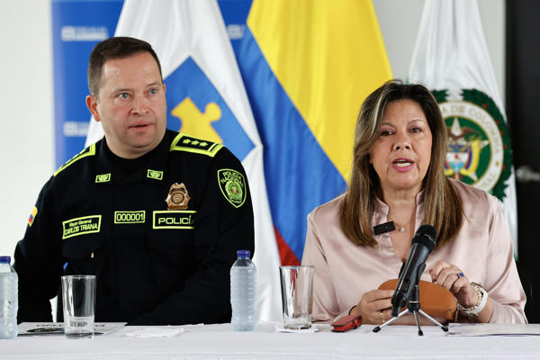 La fiscal general de Colombia, Luz Adriana Camargo, habla durante una rueda de prensa este lunes, en Bogotá (Colombia). Camargo aseguró que la investigación por el atentado contra el senador Miguel Uribe Turbay apunta a un grupo criminal organizado y confirmó que las autoridades están enfocadas ahora en esclarecer quiénes fueron los autores intelectuales del ataque. EFE/ Mauricio Dueñas Castañeda