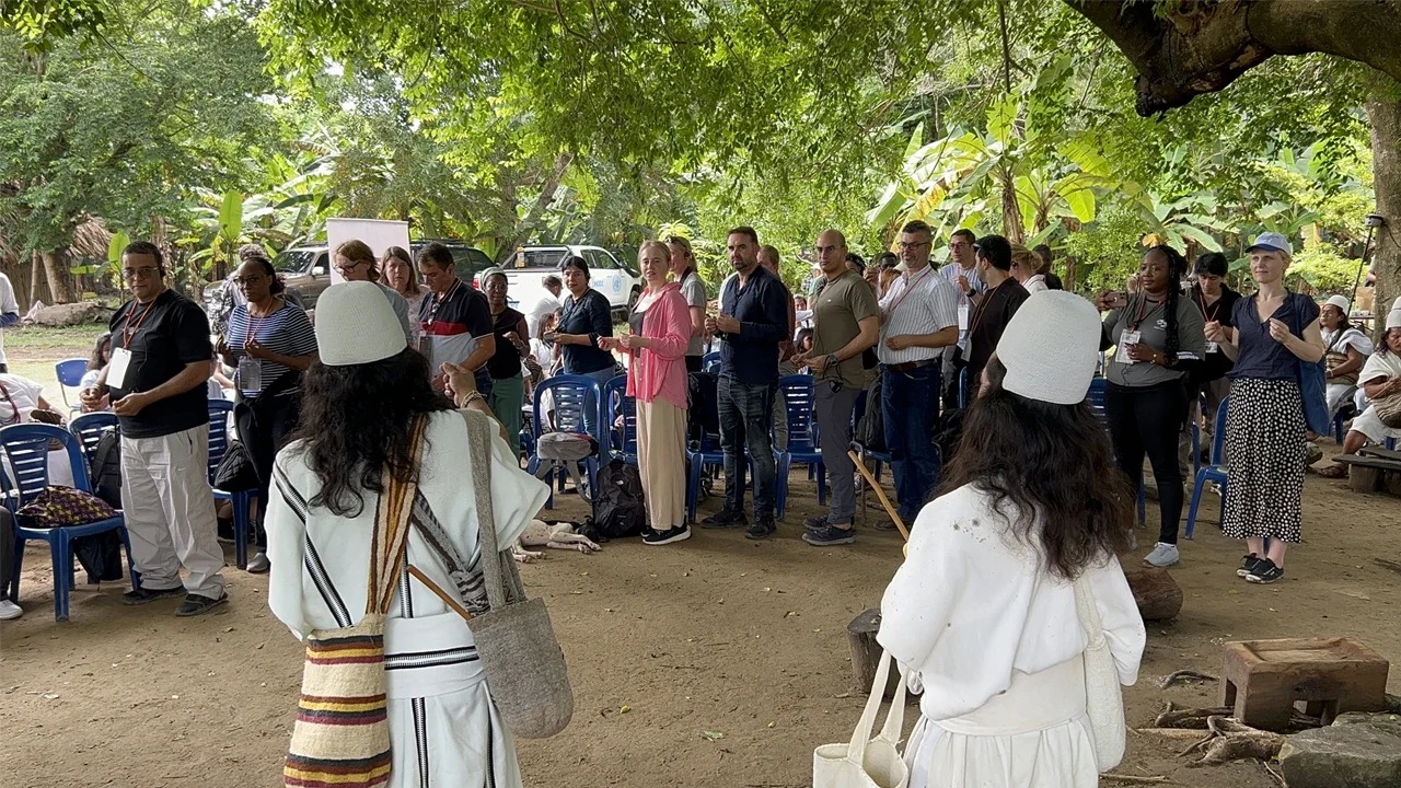 Delegación de financiadores y representantes institucionales de Países Bajos durante su visita al territorio Arhuaco, como parte del programa Tierra a Escala.