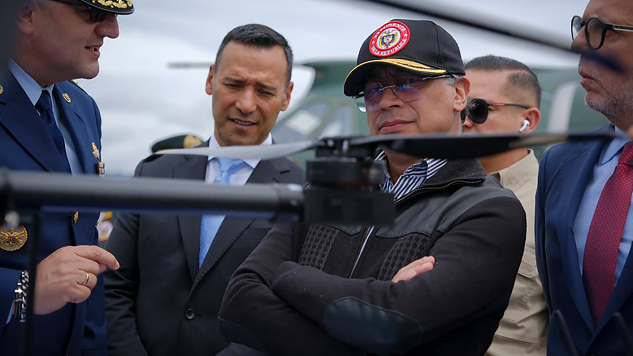 ​En la inauguración de la decimosegunda edición de la Feria Internacional Aeronáutica y Espacial ‘F-AIR Colombia 2025’, en el aeropuerto internacional José María Córdoba de Rionegro (Antioquia), el presidente Gustavo Petro  observa drones de producción colombiana.