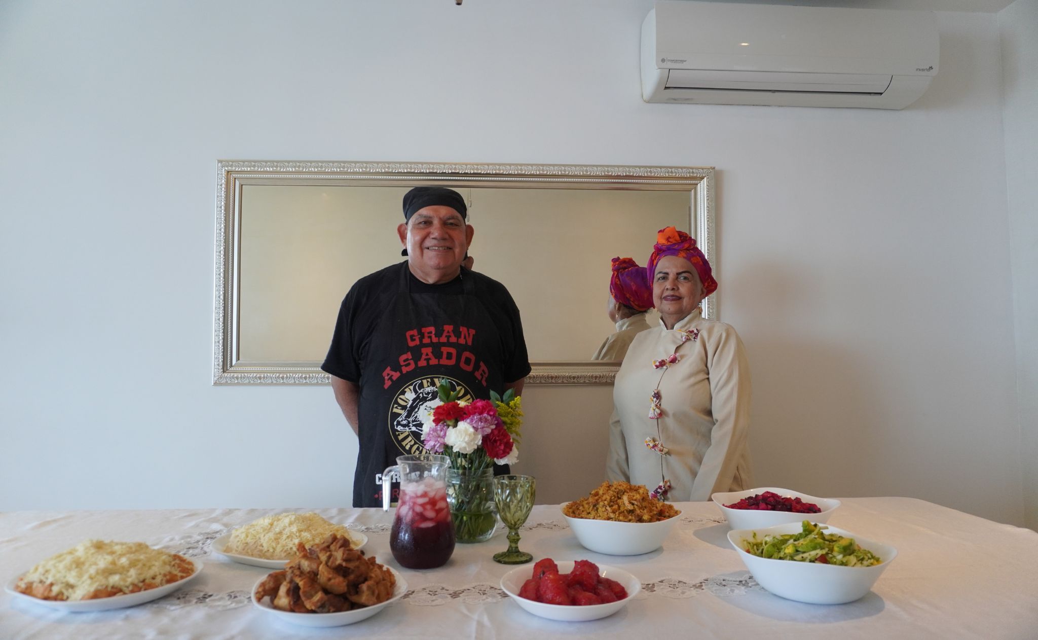 Dilia Alarcón, chef de Santa Marta con más de 30 años de experiencia y su ayudante de cocina Alfredo Ospina, con quien lleva más de 15 años preparando deliciosos platos para todos sus clientes. Derechos Reservados/ELINFORMADOR