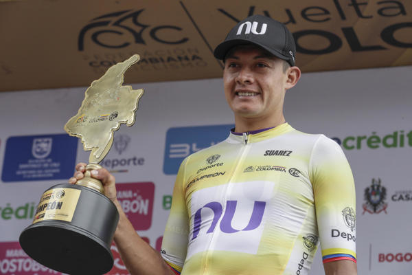  El corredor Rodrigo Contreras del equipo NU Colombia celebra en el podio este domingo al ganar la carrera ciclística Vuelta a Colombia 2025, en Bogotá (Colombia). EFE/ Carlos Ortega