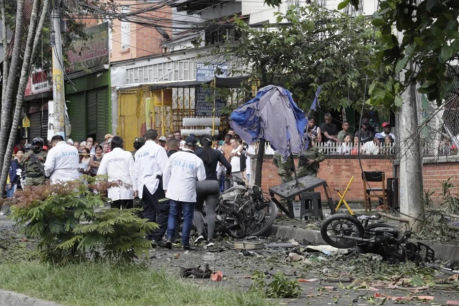 Peritos forenses trabajan en los alrededores de la estación de policía del barrio Meléndez donde se registró una explosión este martes, al sur de Cali (Colombia). EFE/ Carlos Ortega