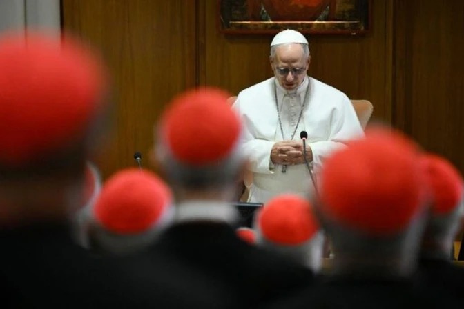 El Papa León XIV con los cardenales en el Vaticano. | Crédito: Vatican Media.
