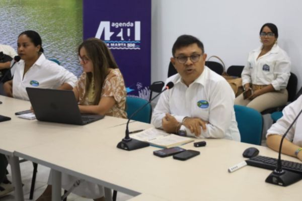  Alfredo Martínez, director de la Corporación Autónoma Regional del Magdalena en compañía de funcionarios de la entidad en la socialización de avances de las obras. Foto Corpamag
