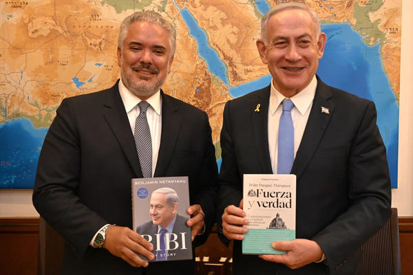 Fotografía tomada de la cuenta oficial de la red social X @IvanDuque del expresidente de Colombia Iván Duque (i) posando junto al primer mininistro de Israel, Benjamín Netanyahu, este lunes, en Jerusalén (Israel). Duque desató una polémica al anunciar en redes sociales una reunión en Israel con Netanyahu, lo que motivó la crítica del presidente de Colombia, Gustavo Petro, quien lo acusó de apoyar al país "en medio de un genocidio" en la Franja de Gaza. EFE/ @IvanDuque 
