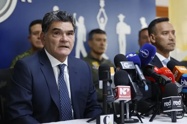 El procurador general, Gregorio Eljach (i), y el ministro de Defensa de Colombia, Pedro Sánchez, durante una rueda de prensa este martes, en Bogotá (Colombia). EFE/ Mauricio Dueñas Castañeda