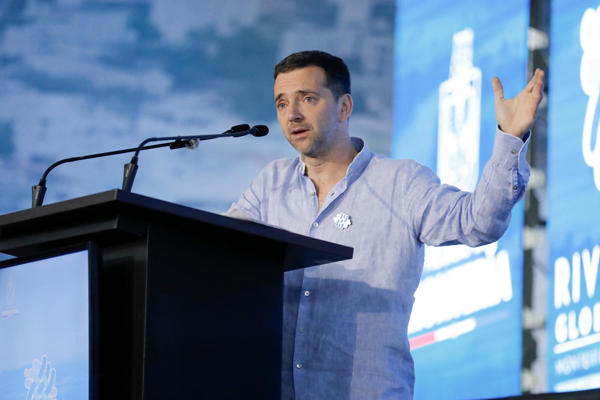 El representante del BID en Colombia, Ramiro López-Ghio, habla durante el Rivercity Global Forum este miércoles, en Montería (Colombia). Unas 60 autoridades locales de distintos países, expertos y líderes globales se reunieron para reflexionar sobre el desarrollo urbano sostenible en ciudades atravesadas por ríos. EFE/ Juan Diego López