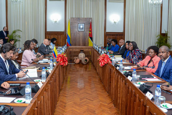 La vicepresidenta de Colombia, Francia Márquez (3i), se reunió este jueves con la primera ministra de Mozambique, Maria Benvinda Levi (3d), a quien pidió apoyo en la ONU para propuestas del país sudamericano sobre la defensa del medioambiente y del reconocimiento de los pueblos afrodescendientes. Levi recibió a Márquez en su oficina en la capital, Maputo, en el marco del tercer viaje que la mandataria colombiana realiza por África. EFE/ Adérito Caldeira