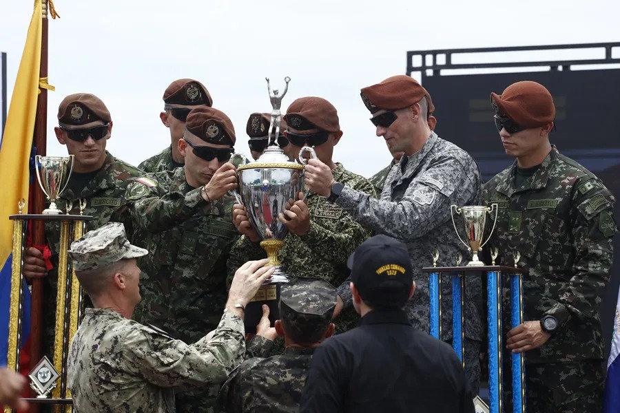 Soldados de Colombia reciben la copa de primer lugar de la competencia Fuerza Comando 2025, en Ilopango (El Salvador). EFE/ Rodrigo Sura