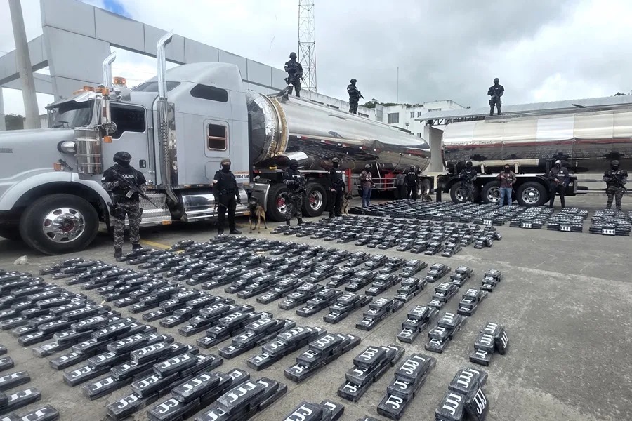 Agentes antidrogas de la Policía Nacional de Ecuador muestran bloques de cocaína incautada este jueves, en Tulcán (Ecuador). EFE/ Xavier Montalvo