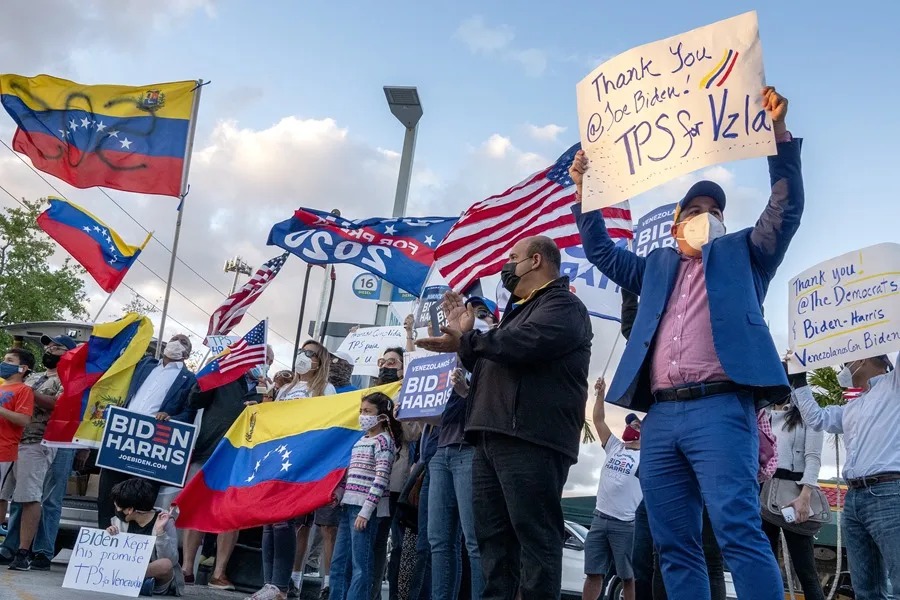 Miembros de la comunidad de Miami celebran el Estatus de Protección Temporal (TPS) otorgado por el gobierno estadounidense a los venezolanos en una fotografía de archivo. EFE/ Cristobal Herrera-Ulashkevich